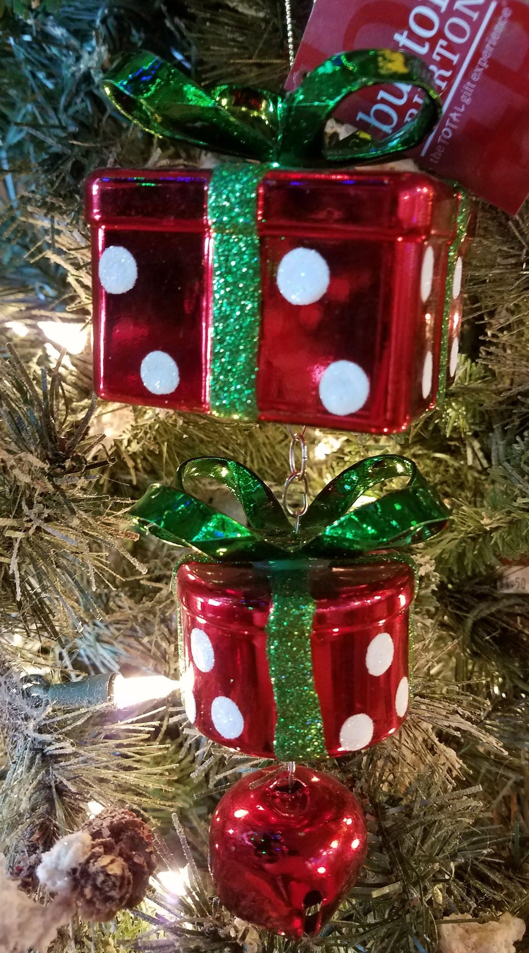 Glass red presents with green bow 8 inches