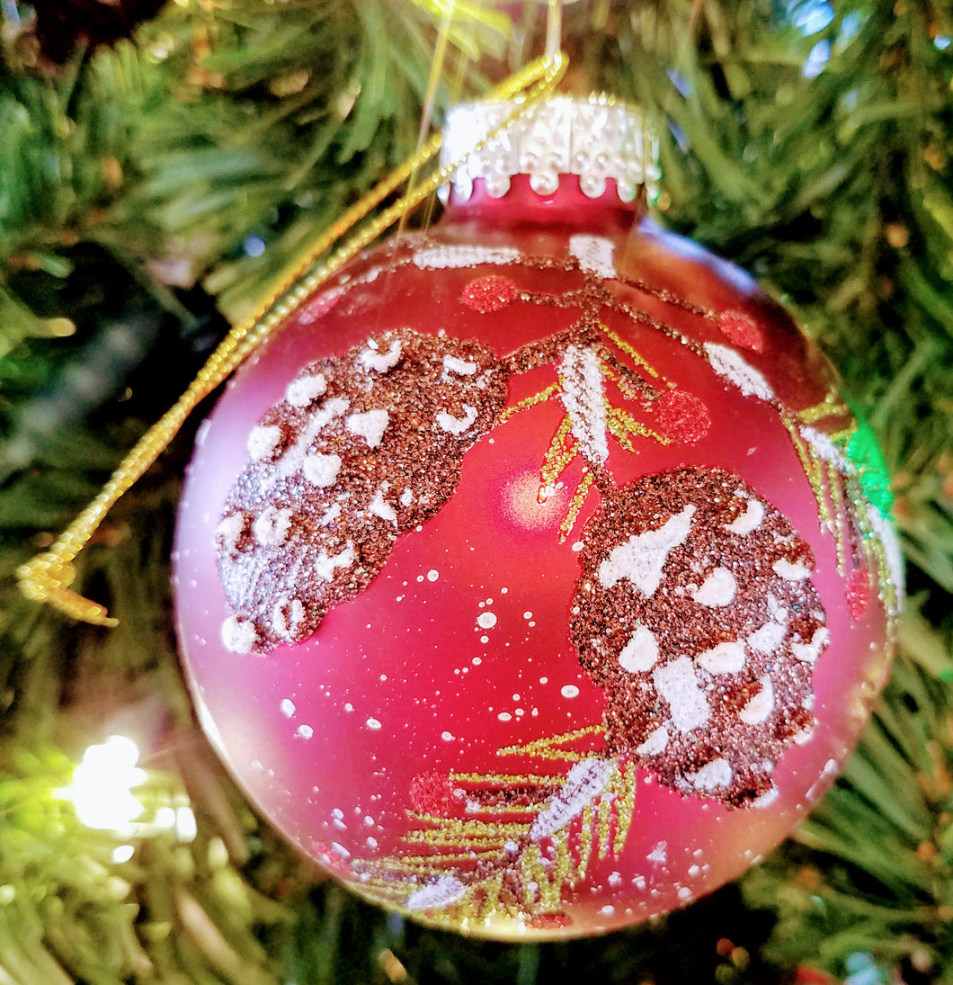 Glass ornament with red/pinecones 3