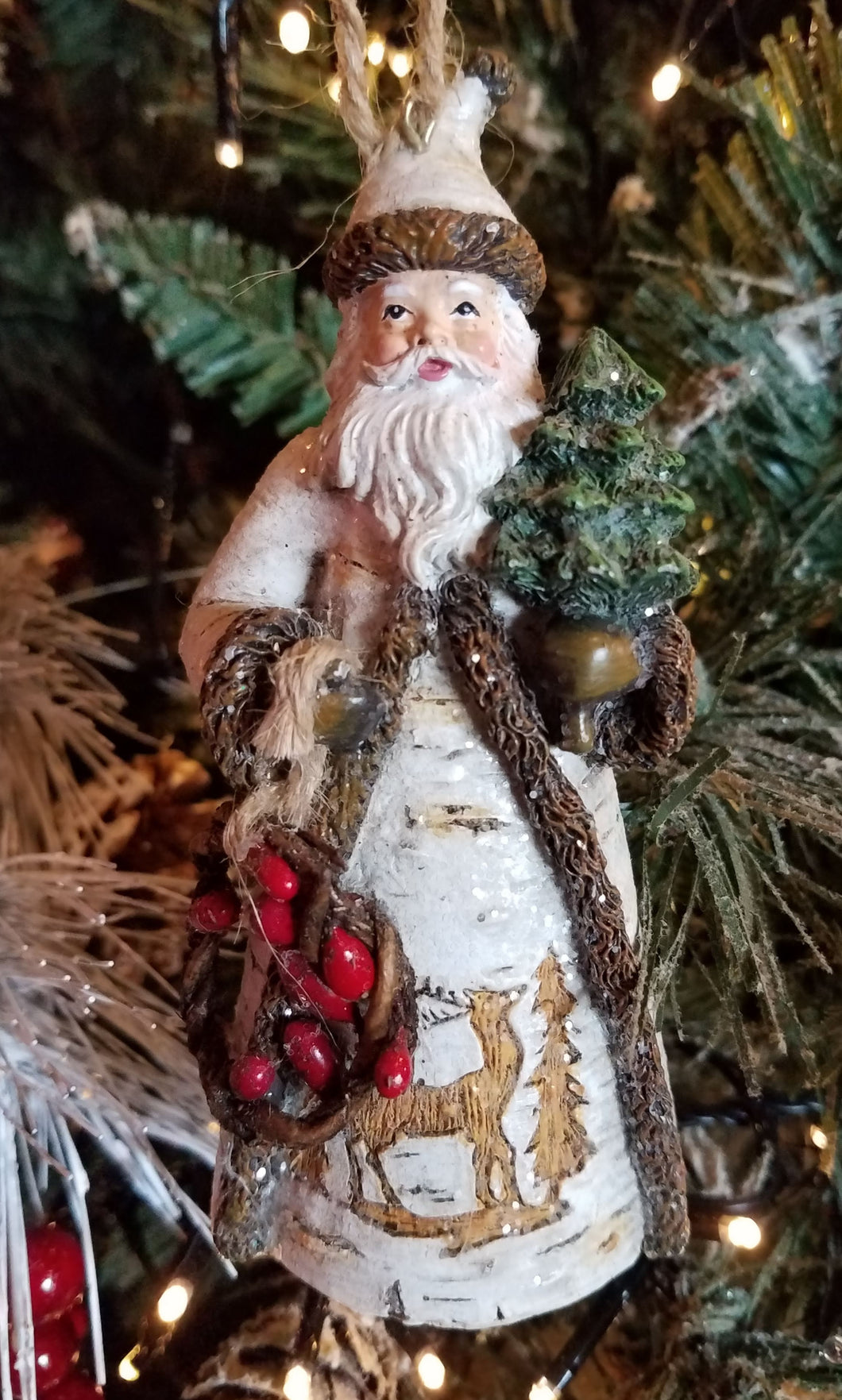 Santa w tree/wreath of berries resin 4.5