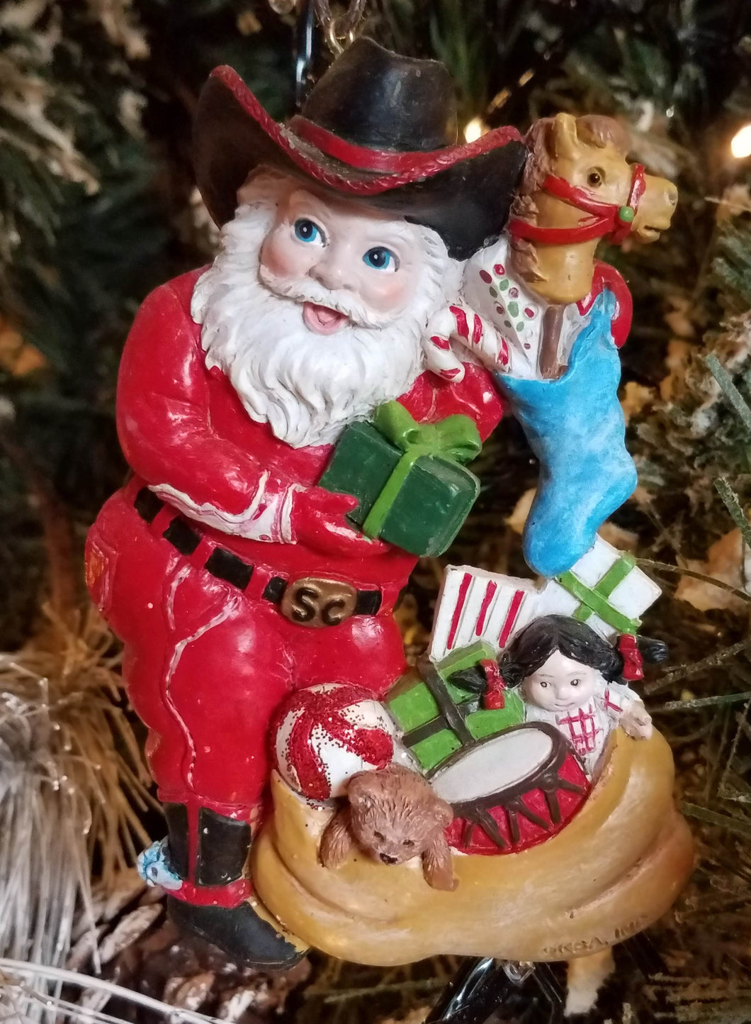 Santa with cowboy hat/bag of toys resin 4.5