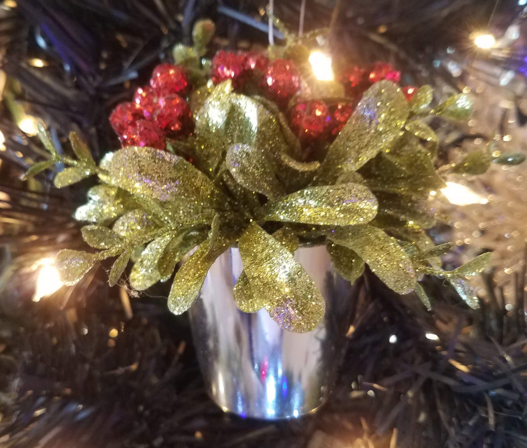 Silver vase w greenery/berries sparkles/acrylic 4