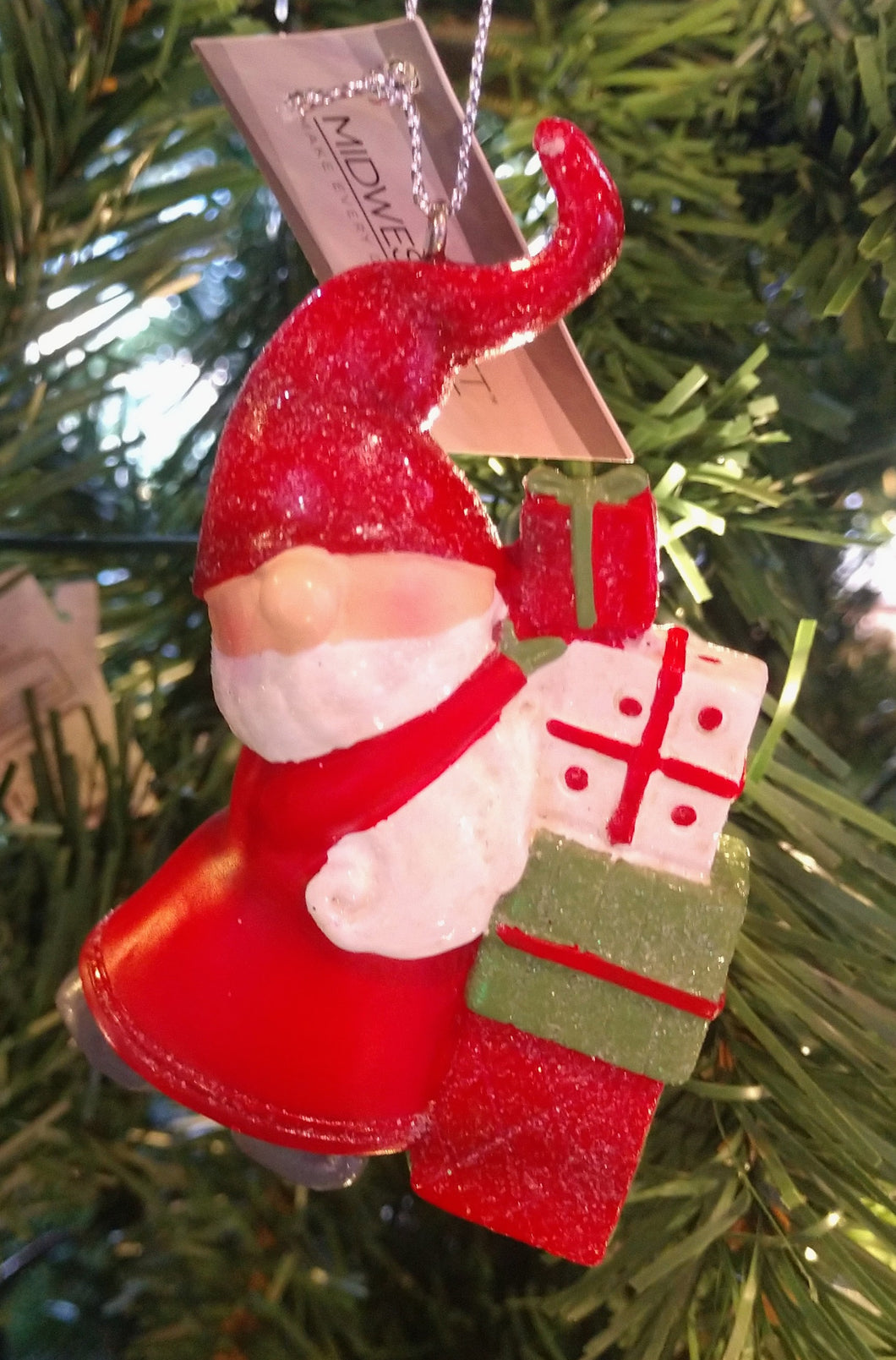 Red gnome orn w presents